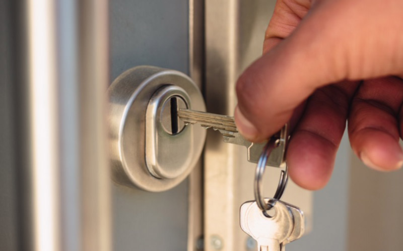 Ouverture de porte claquée par un serrurier Depann93 en Seine-Saint-Denis